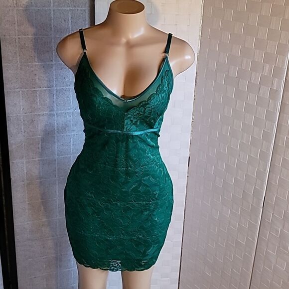 GUESS JOJO LACE BODYCON SLEEVELESS V-NECK MINI DRESS - Picture 10 of 11